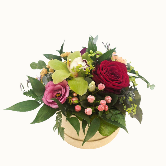 Hatteæske med blomster